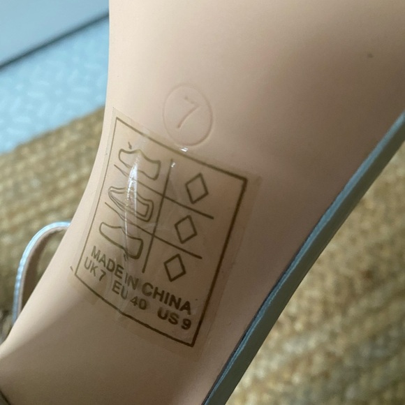 Glamorous Silver Block Heel Ankle Strap High Heels. Size 9W - Picture 6 of 7